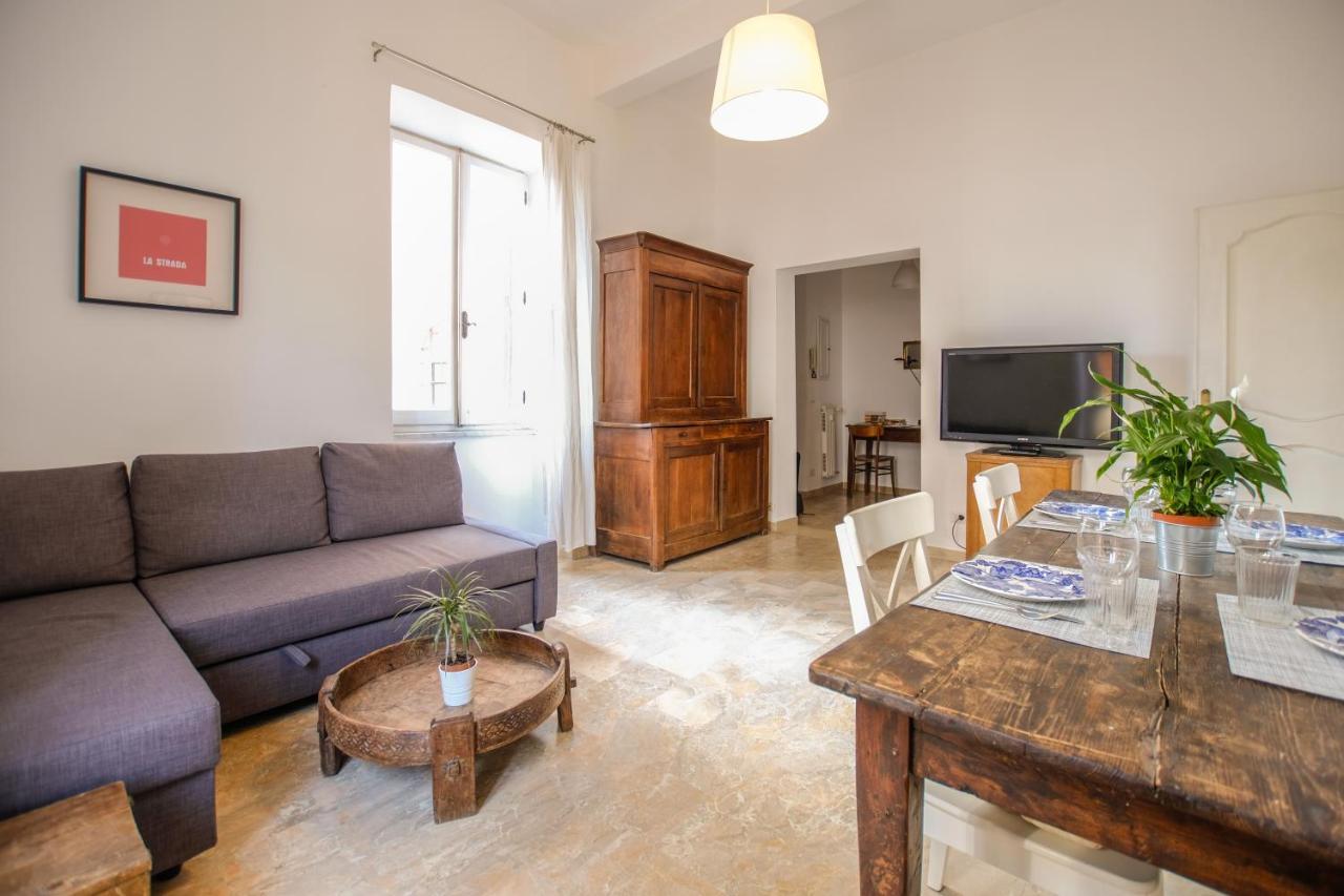 Spacious Apartment With Big Terrace At Colosseum Rome Exterior photo
